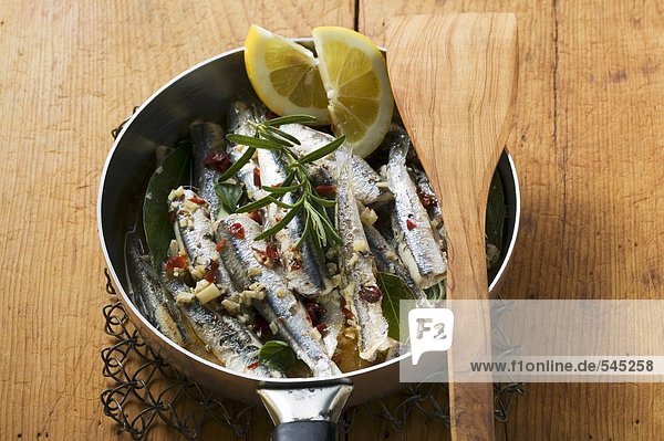 Gebratene Sardellen mit getrockneten Tomaten (Kalabrien)