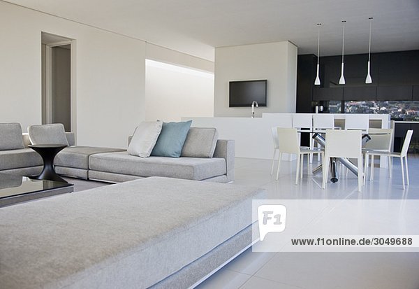 Wohnzimmer, esszimmer und küche in einem modernen wohnhaus ...