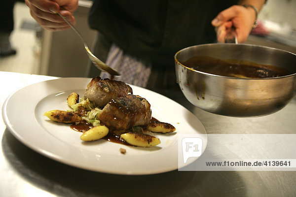 {Anrichten
53} Anrichten einer Speise auf dem Teller, Saltimbocca vom ... | {Anrichten
53}