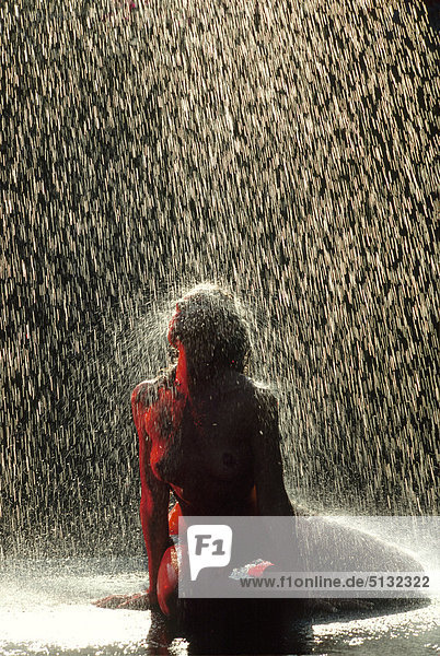Nackte Frau im Regen - Lizenzpflichtiges Bild 