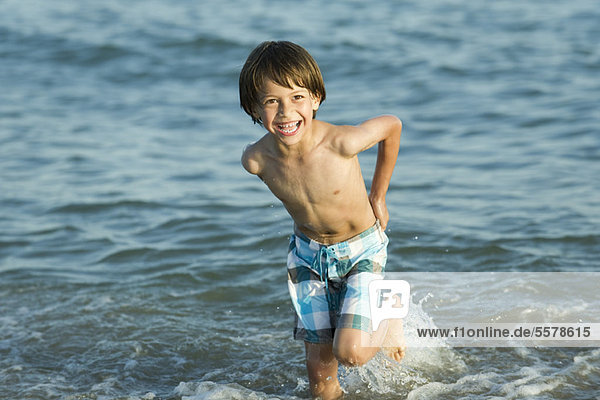 Jungen Spielen Im Wasser Am Strand Lizenzfreies Bild Bildagentur