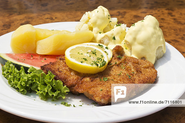 Paniertes Schweineschnitzel mit Salzkartoffeln und Blumenkohl ...