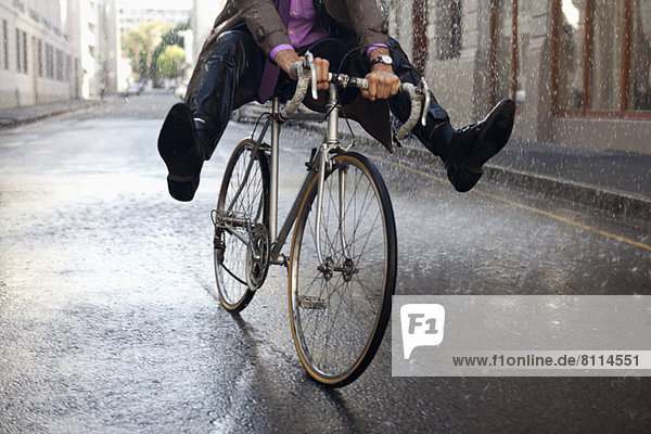 hoch, oben ,Geschäftsmann ,fahren ,Regen ,Fahrrad, Rad