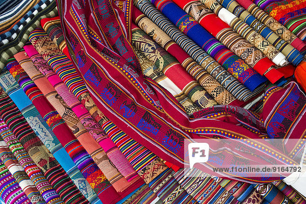 handgewebte stoffe mit traditionellen mustern der quechua