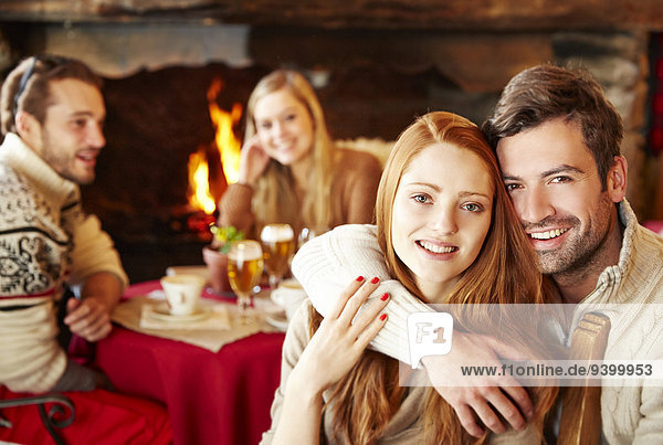 Freundschaft,umarmen,Restaurant