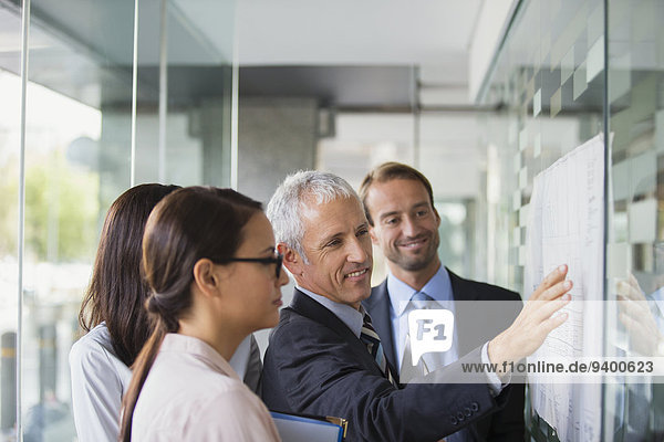 Mensch,Diskussion,Büro,Menschen,Gebäude,Dokument,Business