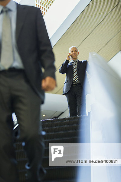 Rolltreppe,Handy,sprechen,Geschäftsmann,hoch,oben,Büro