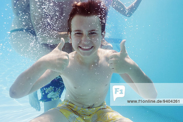 hoch,oben,Portrait,Junge - Person,Unterwasseraufnahme,Menschlicher Daumen,Menschliche Daumen
