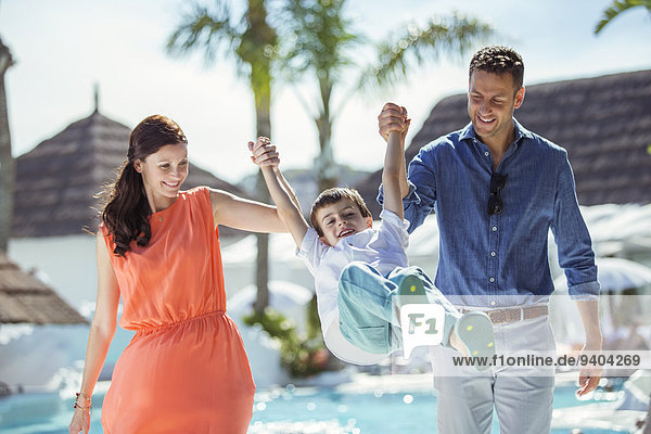 Junge - Person,Menschliche Eltern,halten,Schwimmbad