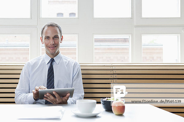 benutzen,Geschäftsmann,Tablet PC,Pause,Mittagessen