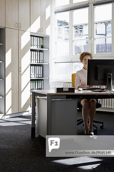 Computer,Geschäftsfrau,arbeiten,Büro,Schreibtisch