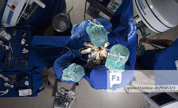 Patientin,hoch,oben,Teamwork,Chirurgie,Ansicht,Flachwinkelansicht,Winkel,handhaben