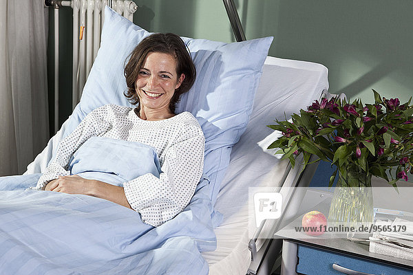 liegend,liegen,liegt,liegendes,liegender,liegende,daliegen,Portrait,Frau,Krankenhaus,Bett