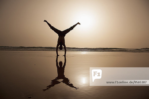 Handstand,Mann,Strand,Silhouette,zeigen,Länge,voll