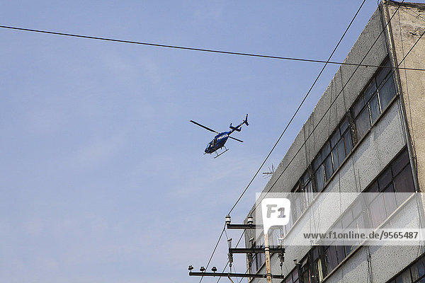 niedrig,fliegen,fliegt,fliegend,Flug,Flüge,über,Gebäude,Ansicht,Flachwinkelansicht,Hubschrauber,Winkel
