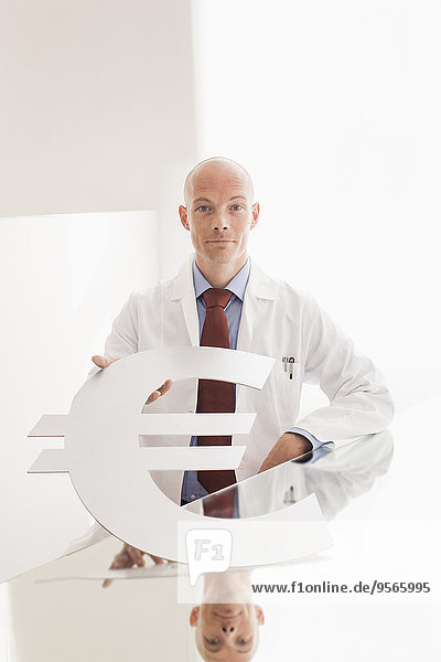 Portrait,Schreibtisch,Symbol,Arzt,Krankenhaus,halten,Hoffnung,Euro