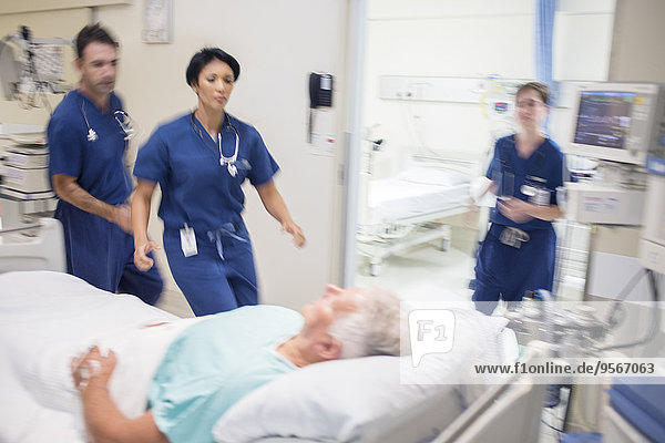 Patientin,Rettung,Arzt,Krankenhaus,Hektik,Druck,hektisch