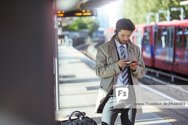 Handy,benutzen,Geschäftsmann,Haltestelle,Haltepunkt,Station,Zug