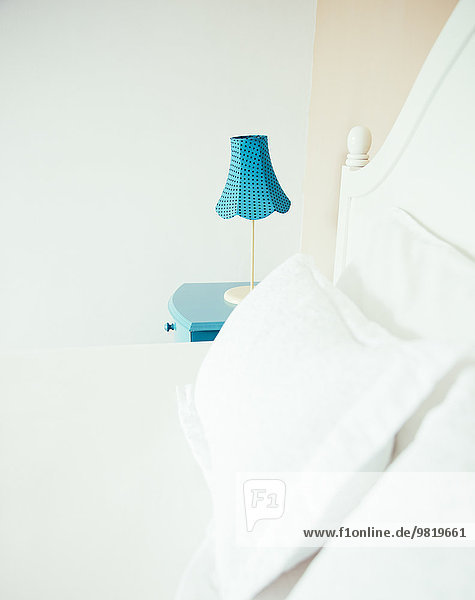 Urlaub,Schlafzimmer,Bett,Lampe,blau,Schrank,Bettseite,Tisch,Indonesien,Villa