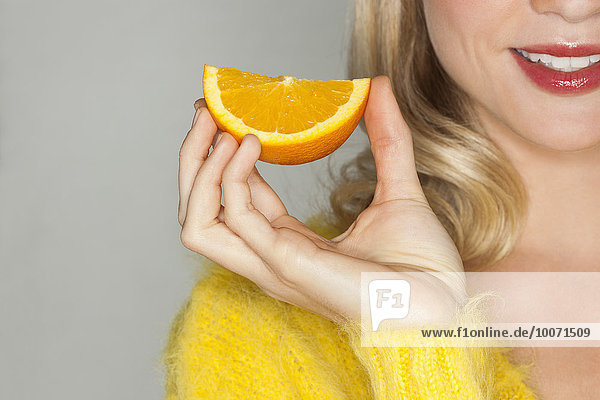 Frau,Schönheit,halten,Scheibe,Close-up,orangefarben,orange