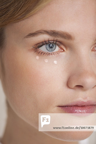 eincremen,verteilen,Frau,Schönheit,concealer,auftragen