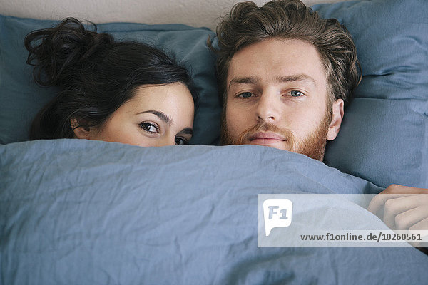 Portrait,Liebe,unterhalb,Bett,jung,Bettdecke