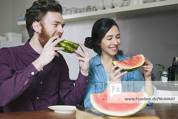 Fröhlichkeit,Küche,jung,Wassermelone,essen,essend,isst,Tisch