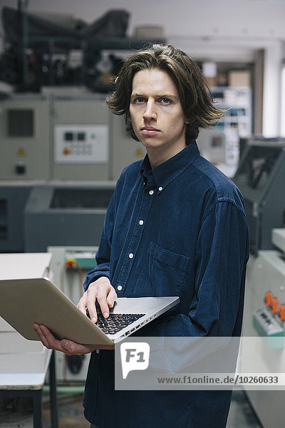 benutzen,Portrait,Notebook,Technischer Beruf,jung,Hoffnung,Fabrikgebäude