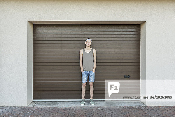 stehend,Garage,Portrait,Mann,Tür,jung,Länge,voll