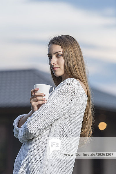 Außenaufnahme,junge Frau,junge Frauen,Schönheit,Tasse,halten,Kaffee,freie Natur