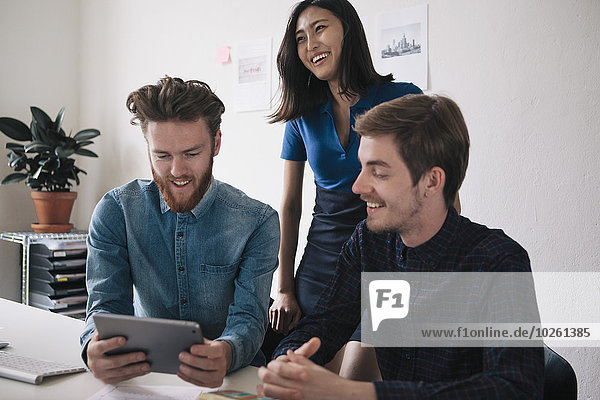 Fröhlichkeit,Mensch,Büro,Menschen,Tablet PC,Business