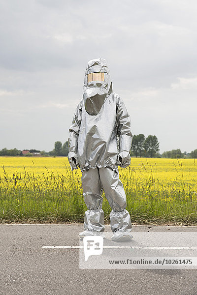 stehend,Mensch,frontal,Feld,Radioaktivität,Schutz,Raps,Brassica napus