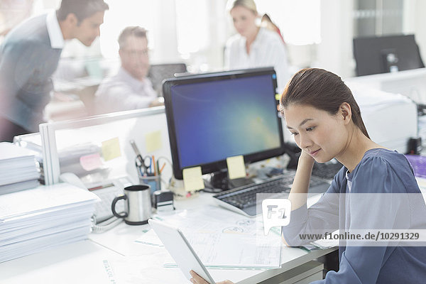 Geschäftsfrau,Schreibtisch,arbeiten,Büro