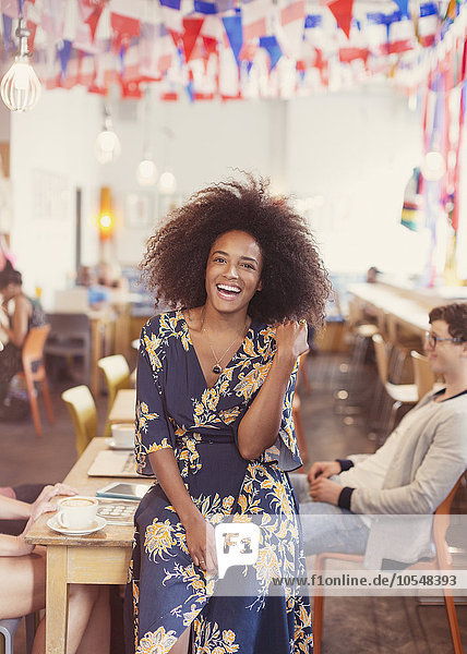 krauses Haar,Afrolook,Afro,Afros,Portrait,Frau,Begeisterung,Cafe
