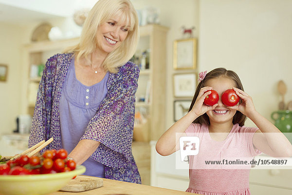 Portrait,Spiel,Küche,Enkeltochter,Tomate,bedecken