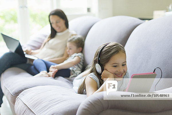 liegend,liegen,liegt,liegendes,liegender,liegende,daliegen,Couch,Zimmer,Kopfhörer,Tablet PC,Mädchen,Wohnzimmer