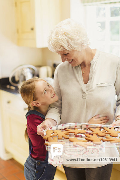 umarmen,Enkeltochter,Großmutter,Lebkuchen,backen,backend,backt,Keks