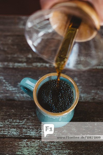 Mann,eingießen,einschenken,Kaffee