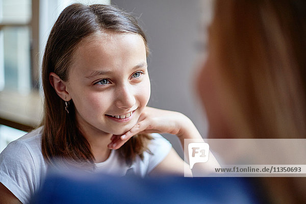 Lächelnde Tochter schaut auf ihre Mutter