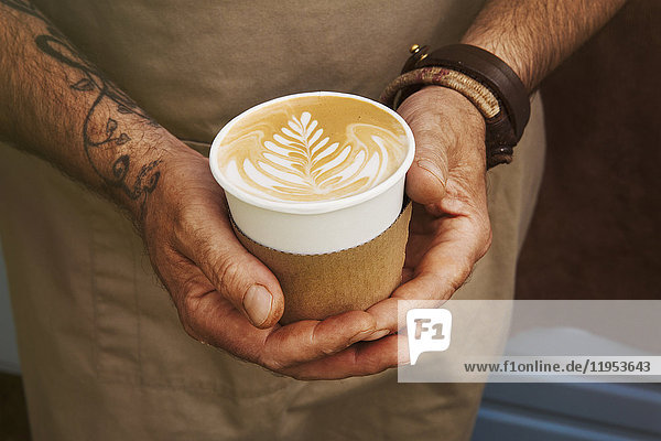 Anschnitt,Arbeitskleidung,Arbeitswelt,Auto,Außenaufnahme,barista