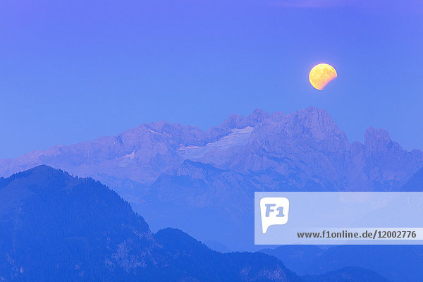 Vollmond über dem Dachsteingebirge, Salzburger Land, Österreich, Europa