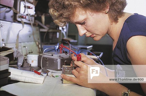 Seitenprofil des weiblichen Elektronikingenieur Reparatur Ausrüstung in Coal Mine  Lausitzer Braunkohle AG  Deutschland