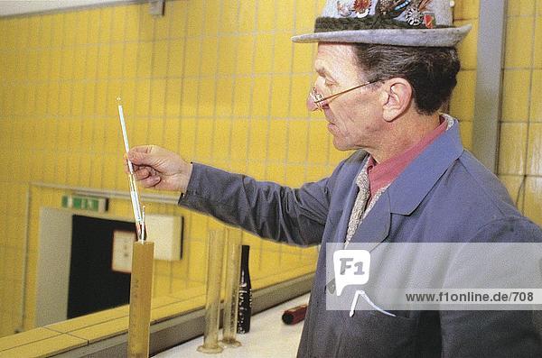 Nahaufnahme eines Mannes überprüfen die Temperatur des Weines mit einem Thermometer  Rheingau  Deutschland  Europa