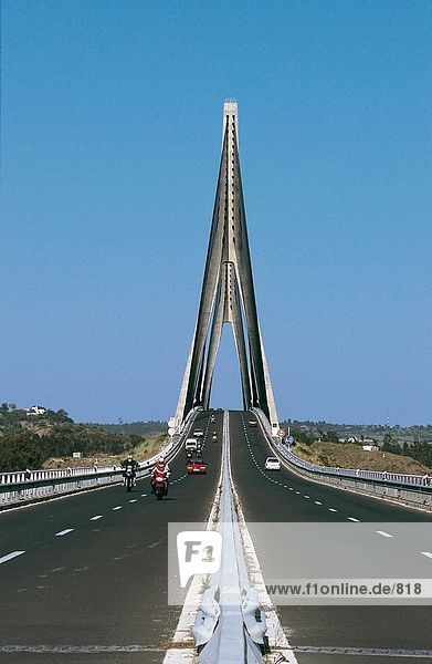 Verkehr auf Grenzbrücke zwischen Spanien und Portugal  Spanien
