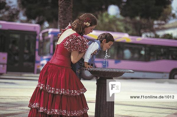 Junge Frau er Mädchen im Trinkwasser bei Brunnen  Jerez De La Frontera  Andalusien  Spanien