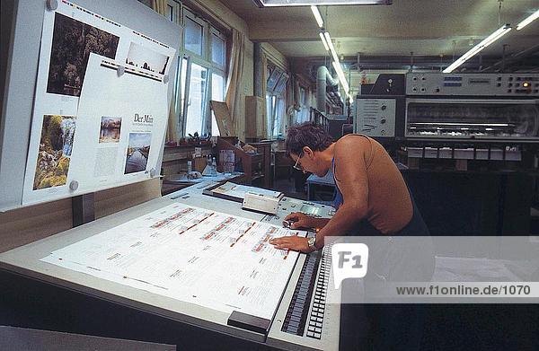 Seitenprofil des Menschen arbeiten in Druckmaschine  Deutschland