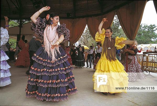 Frauen durchführen Flamenco tanzen am Festival der Andalusische Pferd  Jerez De La Frontera  Andalusien  Spanien