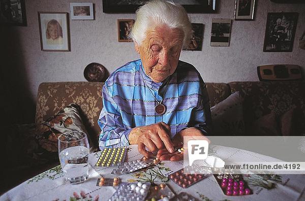 ältere Frau unter Medizin  Deutschland