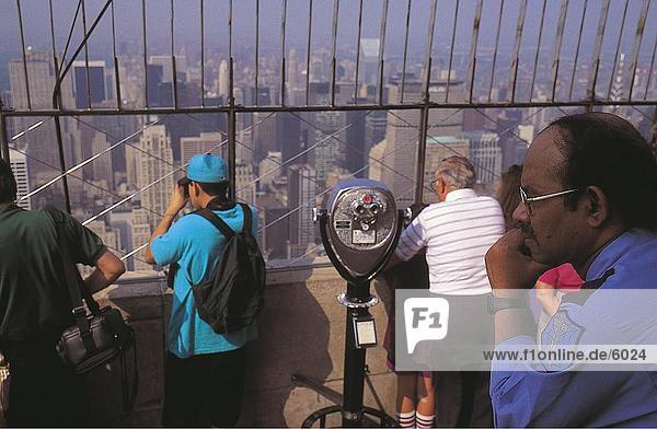 Wachmann auf Besucherplattform des Empire State Building  New York  USA