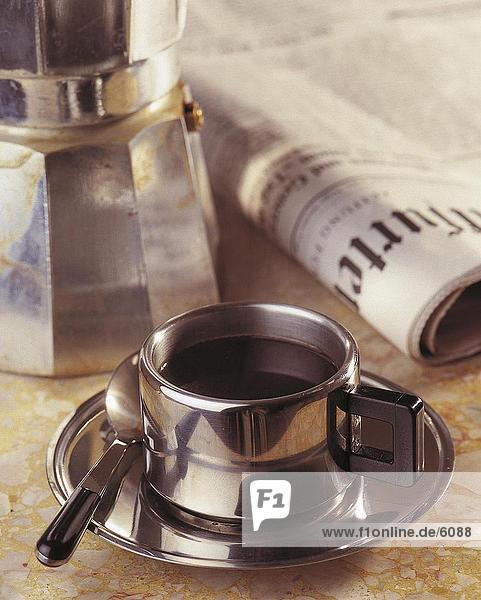 Nahaufnahme-Tasse und gefalteten Zeitung